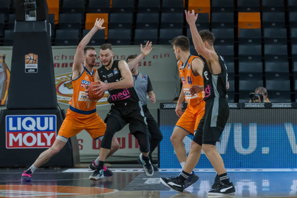 他不但在防 他不但在防